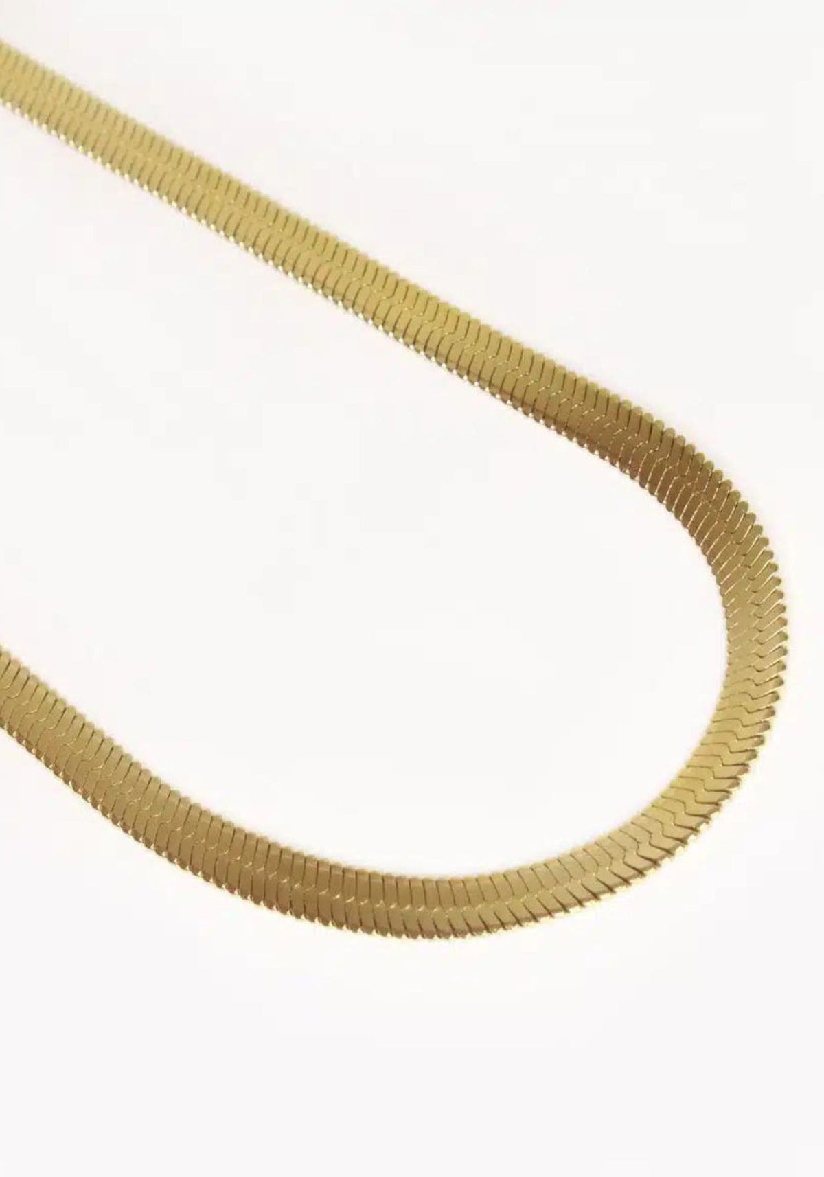 Zoom sur le collier Leto or de chez Caprice Paris