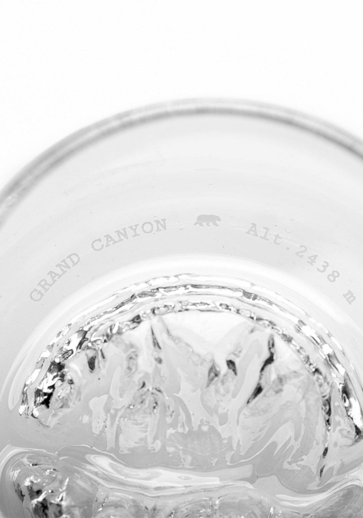 Zoom sur la gravure du verre topographic Grand Canyon avec indication de l'altitude de la montagne