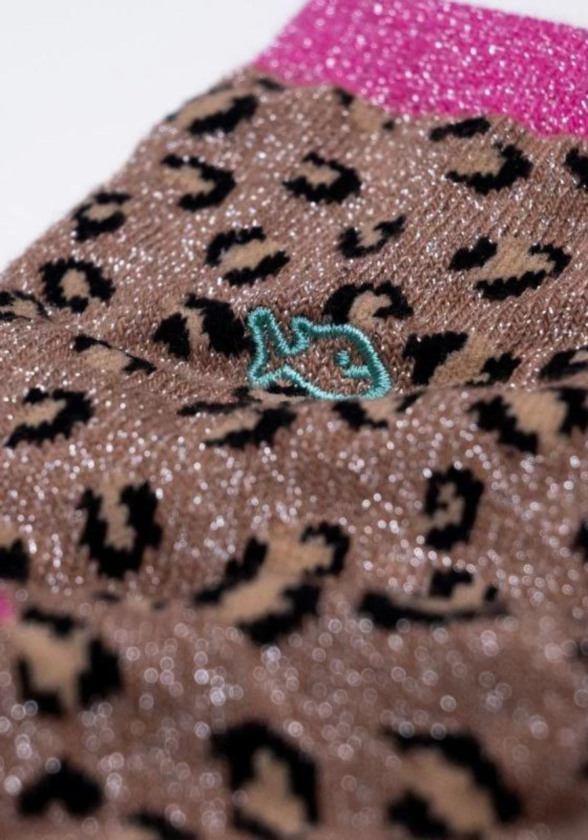 Zoom sur le motif léopard des chaussettes camel pour femme de chez Billybelt