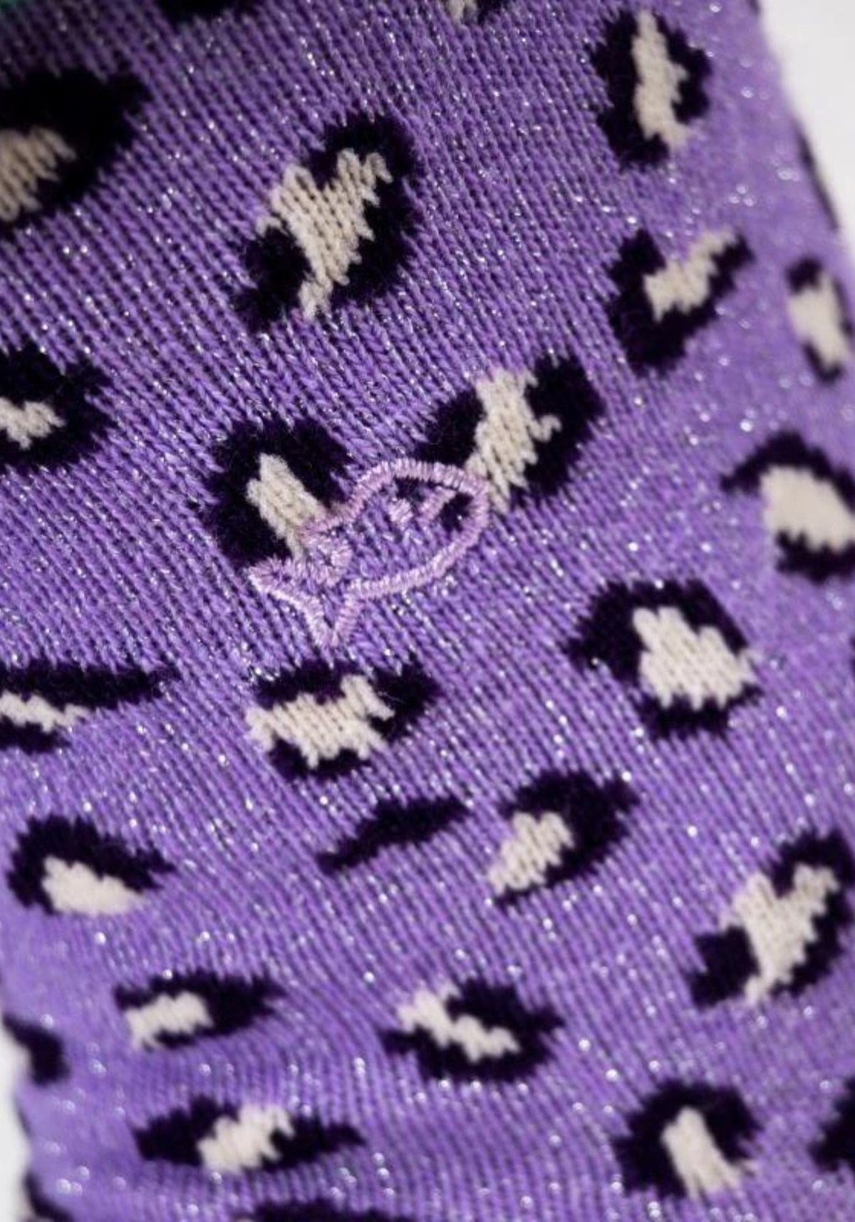 Zoom sur le motif léopard et le logo Billybelt des chaussettes pour femme