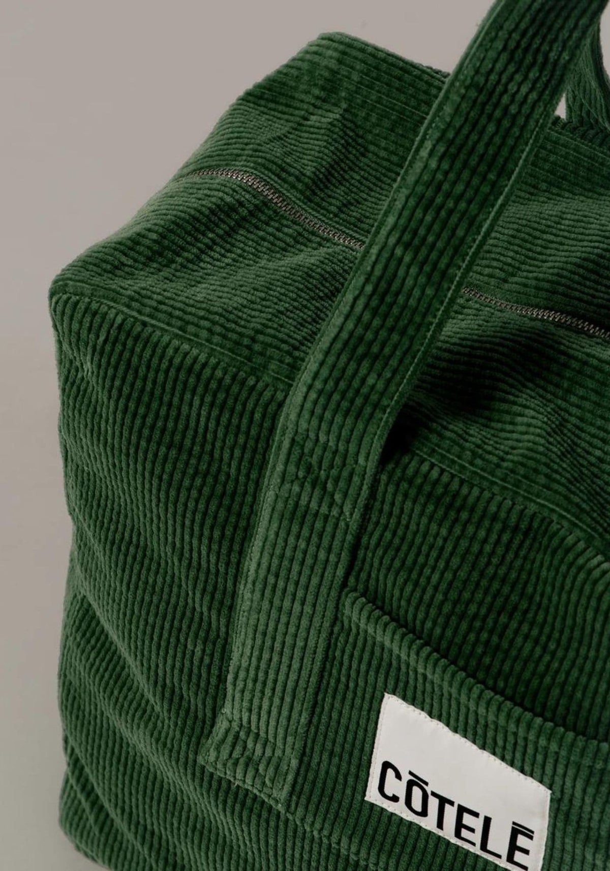 Zoom sur le velours du sac week-end vert de chez Côtelé Paris