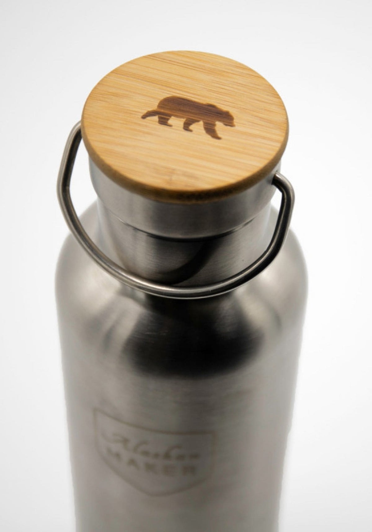 Vue du haut de la gourde thermos Rivers, bouchon en bambou avec le logo de la marque Alaskan Maker