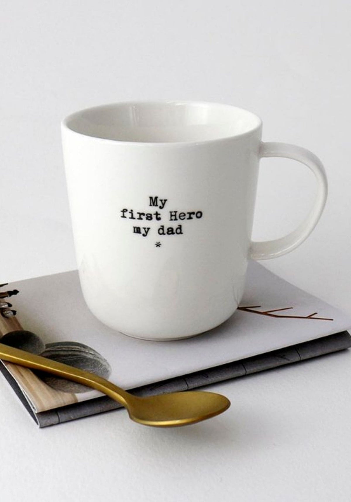 Le mug à message "My first hero my dad" de chez Sophie Masson est passé sur un magazine