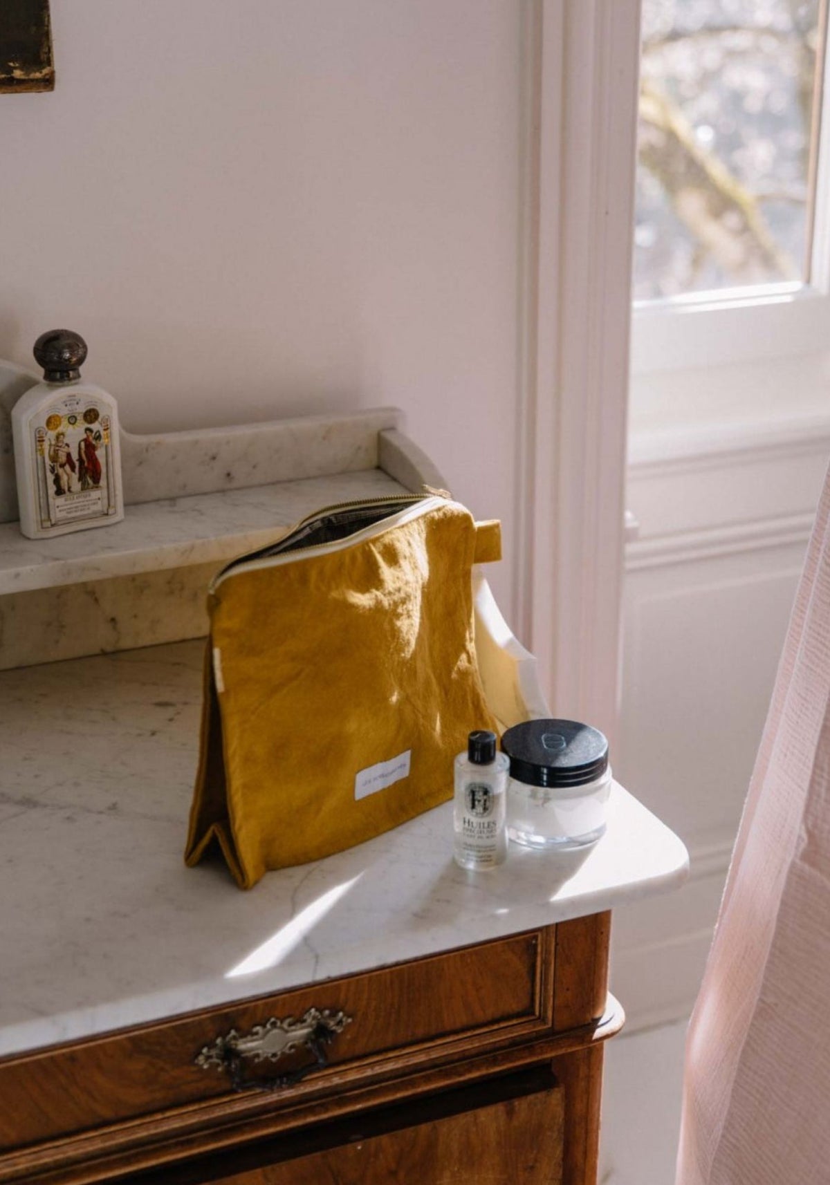 trousse-de-toilette-jaune-safran-les-pensionnaires